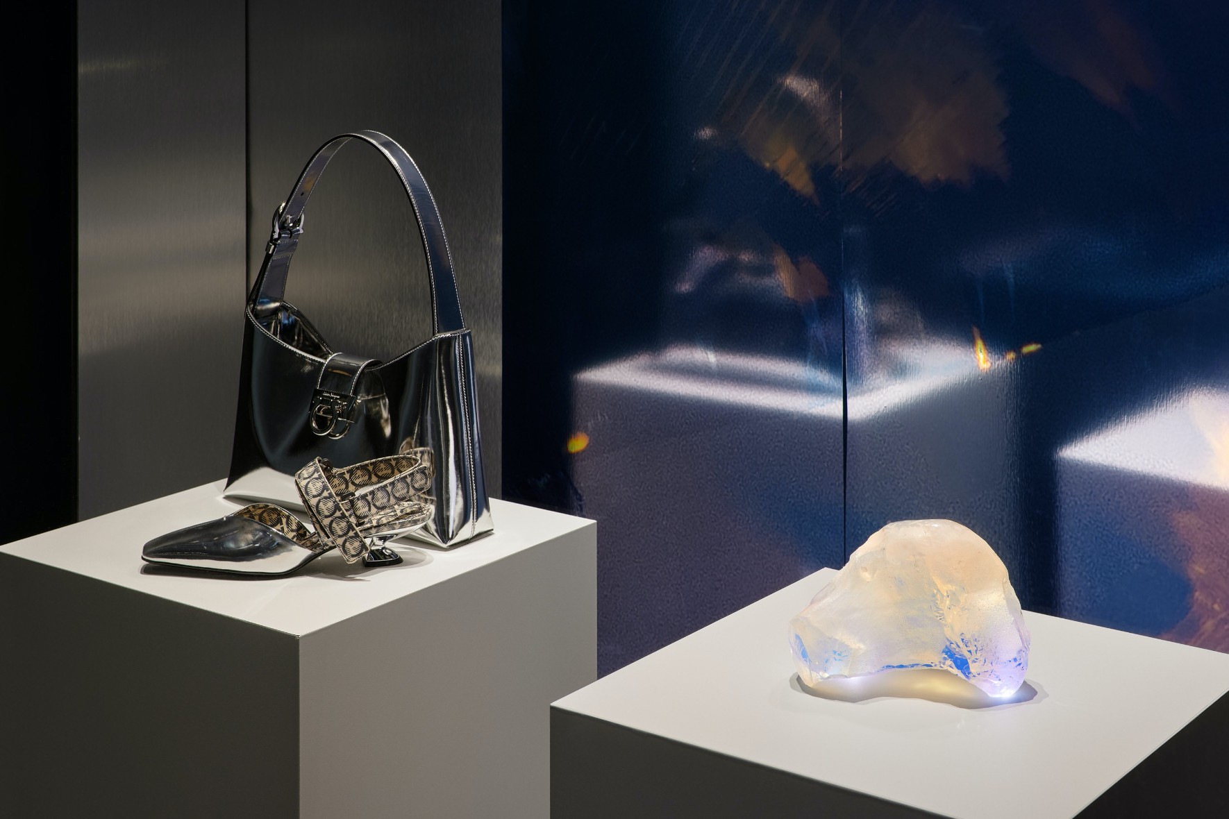 Image of momentite, the molten glass for the exhibition opticalverse