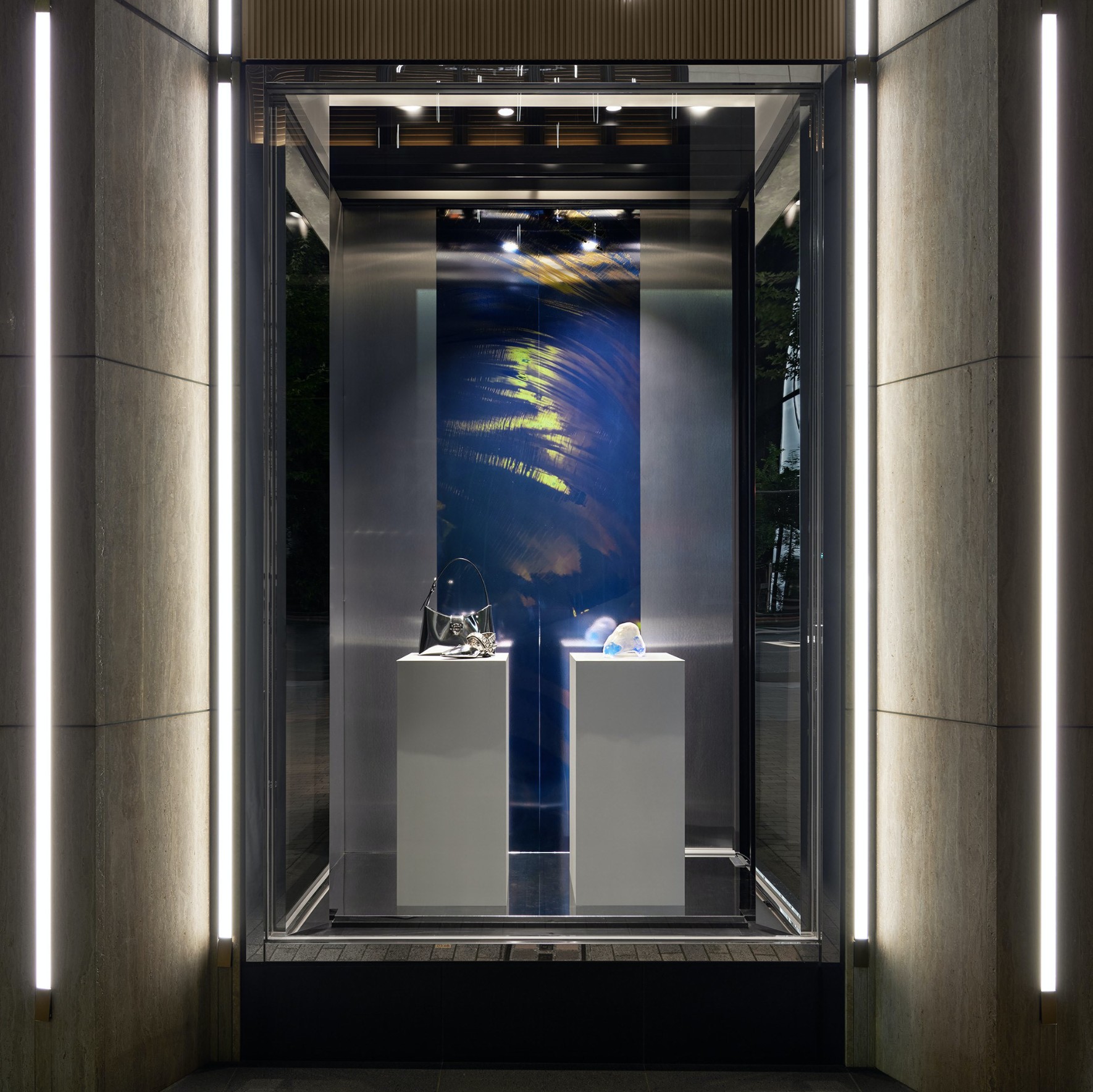 Image of momentite, the molten glass for the exhibition opticalverse
